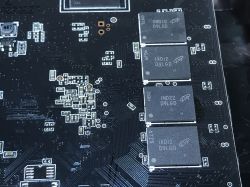 Zbliżenie na płytę główną urządzenia T95MAX z widocznymi czterema układami pamięci SDRAM Micron D9LGD.