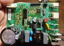 Płytka PCB sprężarki ze zbliżeniem na komponenty elektroniczne.