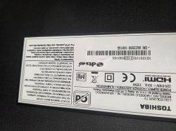 Etykieta z tyłu telewizora Toshiba z danymi modelu i zasilania