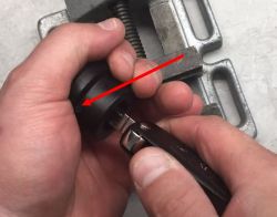 Jak ściągnąć pętlę immo ze stacyjki w VW Golf V - dostęp do zapadek zamka