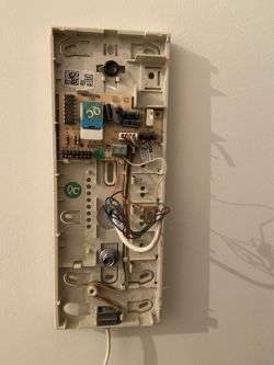 Płytka wewnętrzna unifonu Fermax 3594 z widocznymi przewodami i elementami elektronicznymi