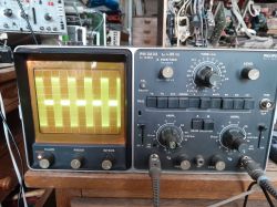 Ekran oscyloskopu Philips PM3233 pokazujący sygnał prostokątny