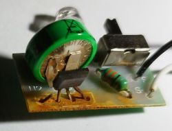 Zbliżenie na płytkę drukowaną lampki ogrodowej z elementami elektronicznymi