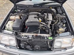 Komora silnika Mercedesa Benz W124 z 1993 roku, model M111 2.0 benzyna.