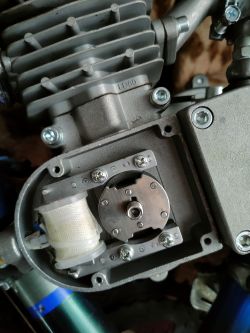 Widok mechanizmu silnika z widocznym ustawieniem tłoka w GMP