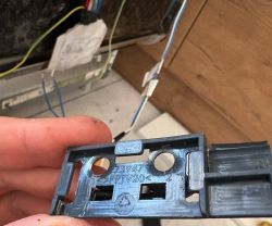 Dłoń trzyma czarny plastikowy element z oznaczeniem Z3947 i PPTV20, w tle przewody.