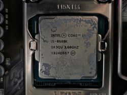 Procesor Intel Core i5-8600K zamontowany w gnieździe płyty głównej
