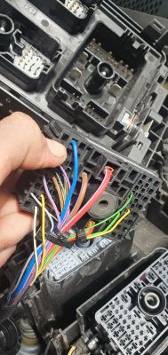 Gdzie znajdę schemat podłączenia skrzynki bezpieczników w Oplu Astra K 1.0?