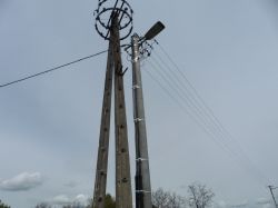 Słupy energetyczne z przewodami pod szarym niebem