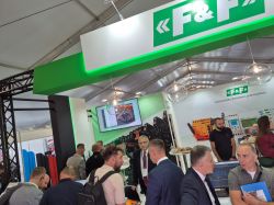 Stoisko firmy F&amp;F na targach ENERGETAB 2025, z odwiedzającymi i elementami ekspozycji.