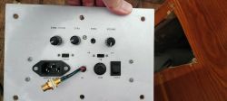 Panel tylny subwoofera DIY z różnymi złączami i regulatorami.