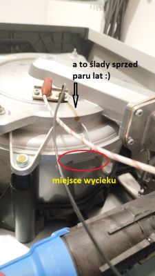 Zbliżenie na kocioł gazowy z zaznaczonym miejscem wycieku pod palnikiem