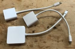 Wnętrze trzech różnych przejściówek Mini Display Port na VGA Wnętrze trzech różnych przejściówek Mini Display Port na VGA