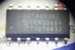 Powiększony widok układu scalonego HEF4093BT.