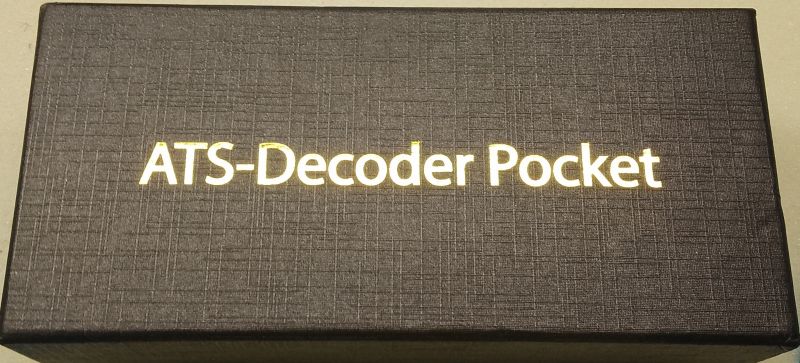 Czarne opakowanie z napisem ATS-Decoder Pocket na wieczku.