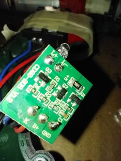 Zbliżenie na płytkę PCB wkrętarki z oznaczonym mosfetem Q3 i innymi elementami