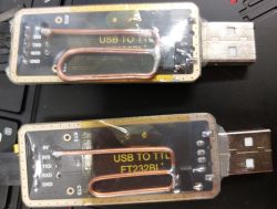 Dwa zmodyfikowane adaptery USB do TTL z przewodami miedzianymi i układami chłodzenia