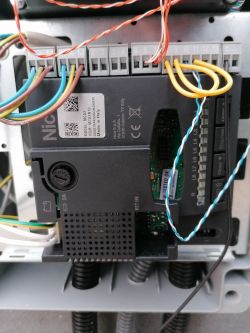 Wideodomofon Vrone VDP-61MV - jak podłączyć przewody do sterownika bramy?