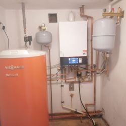 Zdjęcie kotła Viessmann Vitodens 200-W i zasobnika wody Viessmann VertiCell 200 w kotłowni.