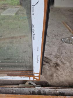 Jak usunąć stare, zwulkanizowane naklejki ochronne z ram okiennych po kilku latach?