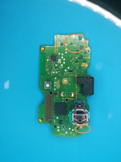 Pad PS4 JDM-040 - prośbą o ide - pourywane elementy na płycie JDM-040