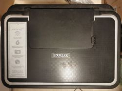 Wielofunkcyjna drukarka Lexmark z widocznym panelem górnym i logo producenta.