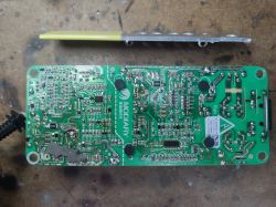 Płytka PCB z oznaczeniem MODIARY na stole warsztatowym