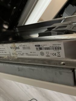 Tabliczka znamionowa zmywarki Whirlpool z modelami i parametrami technicznymi.
