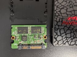 Wnętrze dysku SSD z płytą główną i obudową.