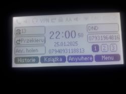 Wyświetlacz telefonu z ustawieniami daty, godziny i numeru telefonu.