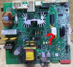 Płytka drukowana z różnymi elementami elektronicznymi i zaznaczonym zielonym wskaźnikiem.