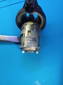 Jak ściągnąć pętlę immo ze stacyjki w VW Golf V - dostęp do zapadek zamka