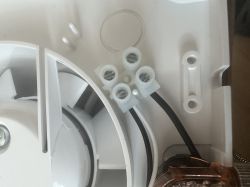 Podłączenie wentylatora łazienkowego z 4-żyłowym kablem i podwójnym włącznikiem