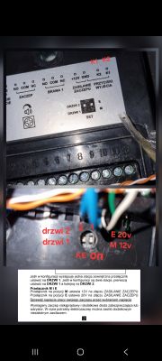 Zbliżenie na oznaczenia złączy wideodomofonu 5Tech model 82222 i podłączone przewody.