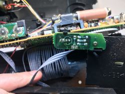 Moduł sensora bezdotykowego wewnątrz radiobudzika z widocznymi przewodami i PCB