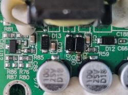 Zbliżenie na fragment płytki drukowanej z elementami elektronicznymi w głośniku JBL EON 710.