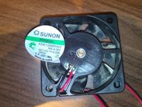 SUNON KDE1205PHV3 - Jak nasmarować wentylator bez gumowej zaślepki?