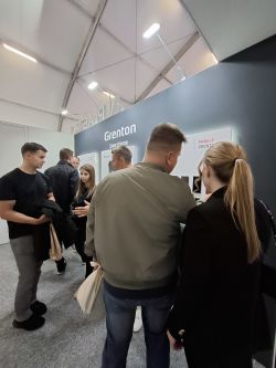 Grupa osób ogląda stoisko Grenton Smart Home na targach ENERGETAB 2025