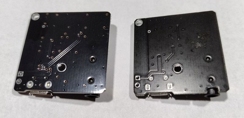 Dwa czarne moduły elektroniczne pokazane od tyłu, z widocznymi różnicami w układzie ścieżek.