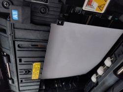 Zacięty papier w drukarce Kyocera Ecosys M6530CDN na rolkach pobierających.
