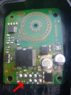 Zdjęcie płytki elektronicznej sterownika przepustnicy Opla Zafiry B z zaznaczonym czerwoną strzałką uszkodzonym elementem.