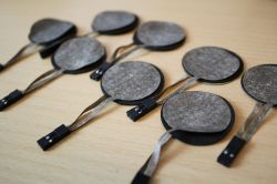 Hybrydowe tekstylne sensory pojemnościowo-rezystancyjne