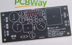 Czarna płytka PCB wzmacniacza audio Opera HiFi z opisanymi polami na podzespoły