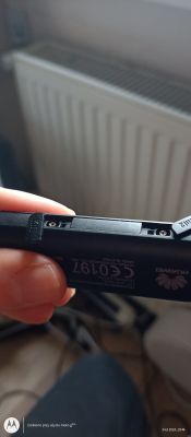 Modem Huawei E3272 z gniazdami antenowymi Zdjęcie modemu Huawei E3272 z dwiema gniazdami antenowymi TS-5 na górze.