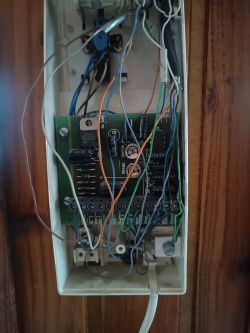 Instalacja przewodowa domofonu Wekta Otwarta skrzynka domofonu Wekta z widoczną instalacją przewodową.