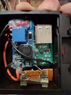 Inneres eines Gehäuses mit elektronischen Komponenten Nahaufnahme des Inneren eines Gehäuses mit elektronischen Komponenten.