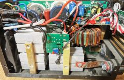 Wnętrze spawarki MMA-250A z widocznymi komponentami elektronicznymi.