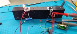 Prototyp układu elektronicznego na macie serwisowej, przewody z krokodylkami i wyświetlacz LED „038”