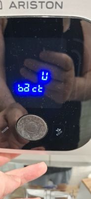 Panel sterujący Ariston Velis Plus z symbolem „U” i napisem „bAc t” na wyświetlaczu LED.