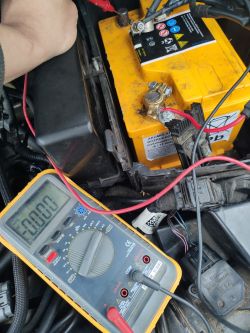 Błędy podczas sprawdzania poboru prądu na postoju: jak poprawnie używać miernika?